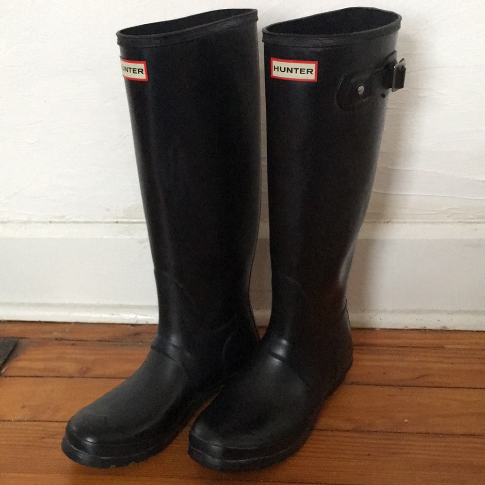 Women’s size 8 black matte Hunter rain boots